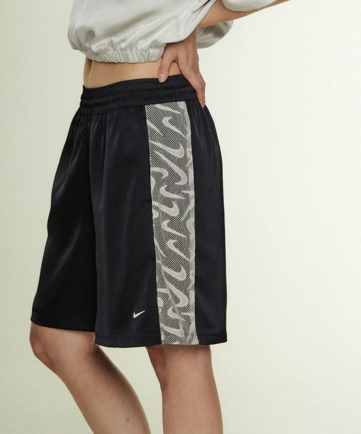 Женские шорты свободного кроя с кружевным принтом Nike Sportswear Chill Lace, Black — фото 3