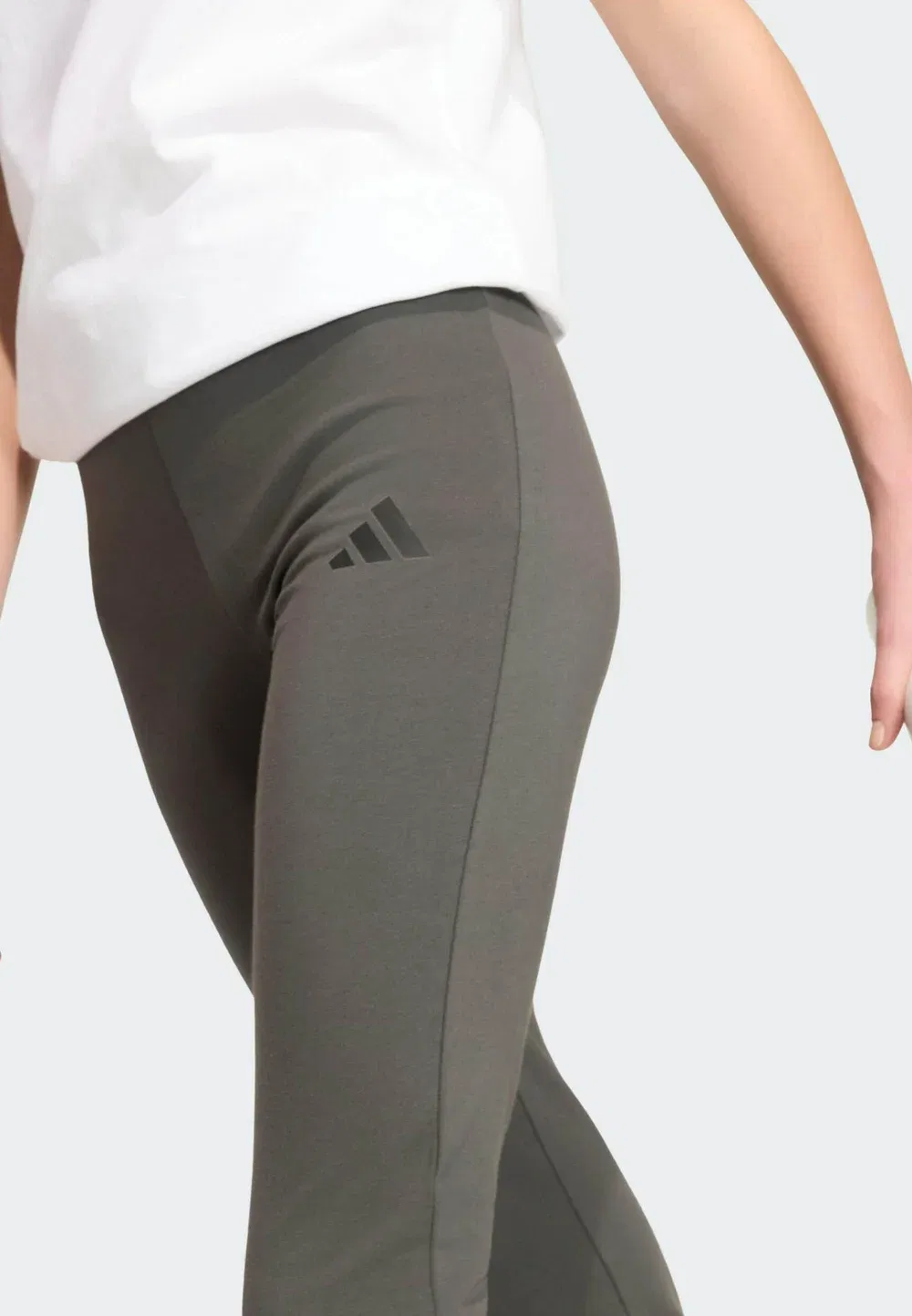 Основные характеристики: расклешенные леггинсы - леггинсы - брюки Adidas Sportswear, Grey Six Black — фото 3