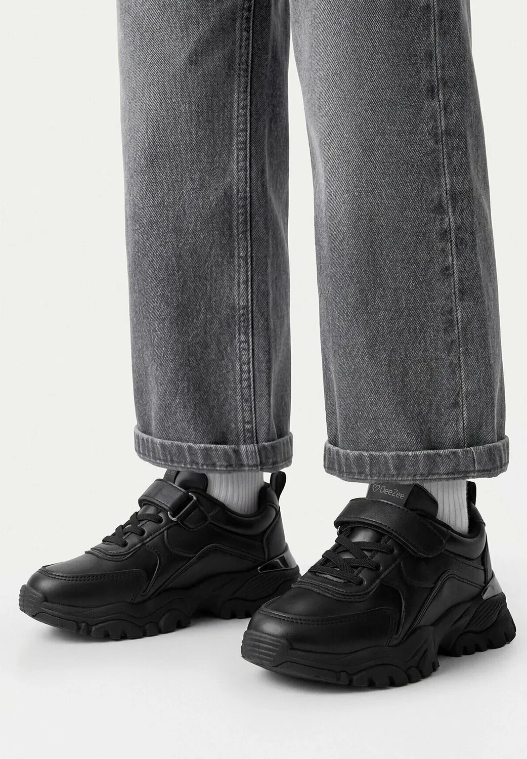Девушка в кроссовках 5907964248910 - кроссовки Deezee, Black