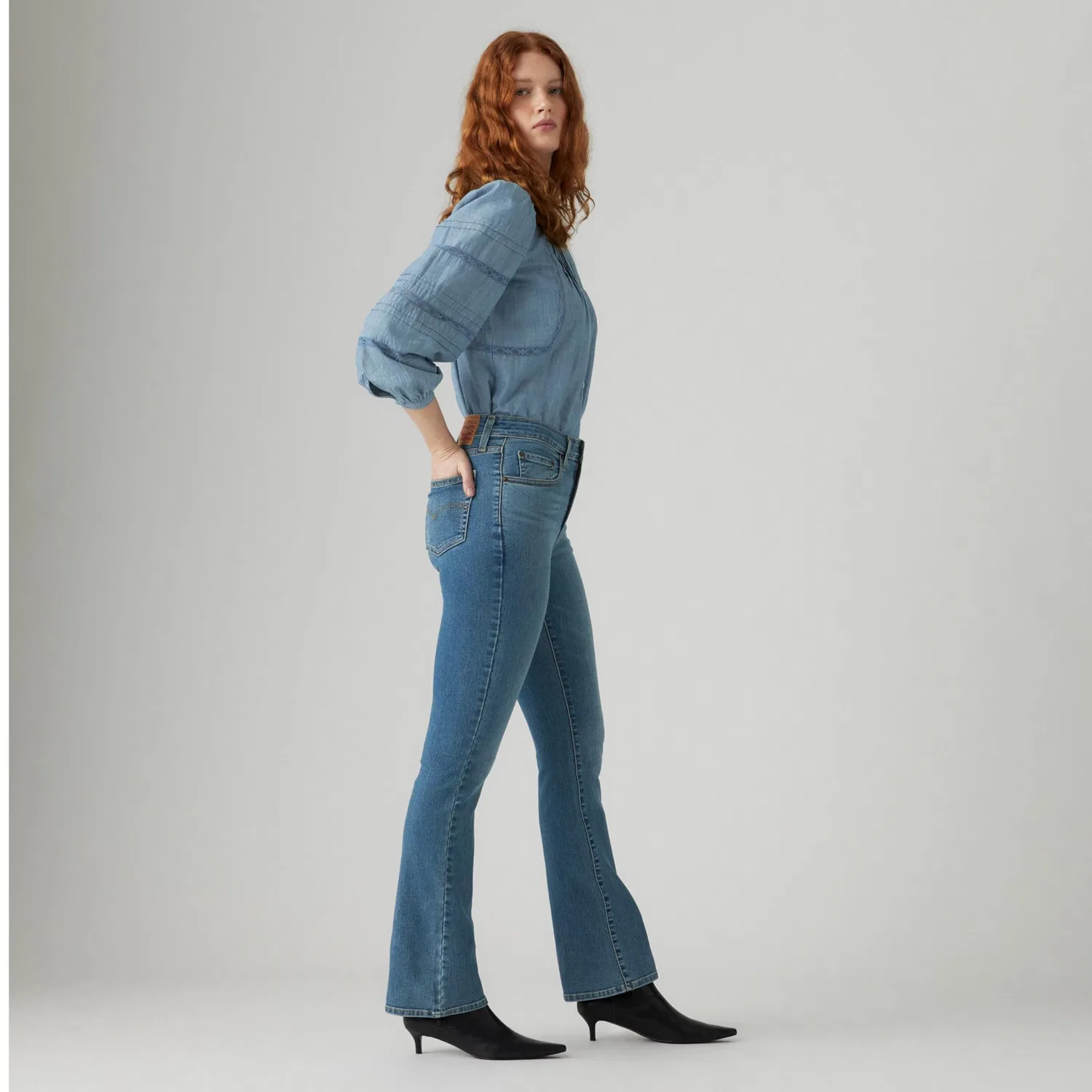 Женские джинсы с высокой посадкой и клешем от колена Levi's, Hint of Tint — фото 4