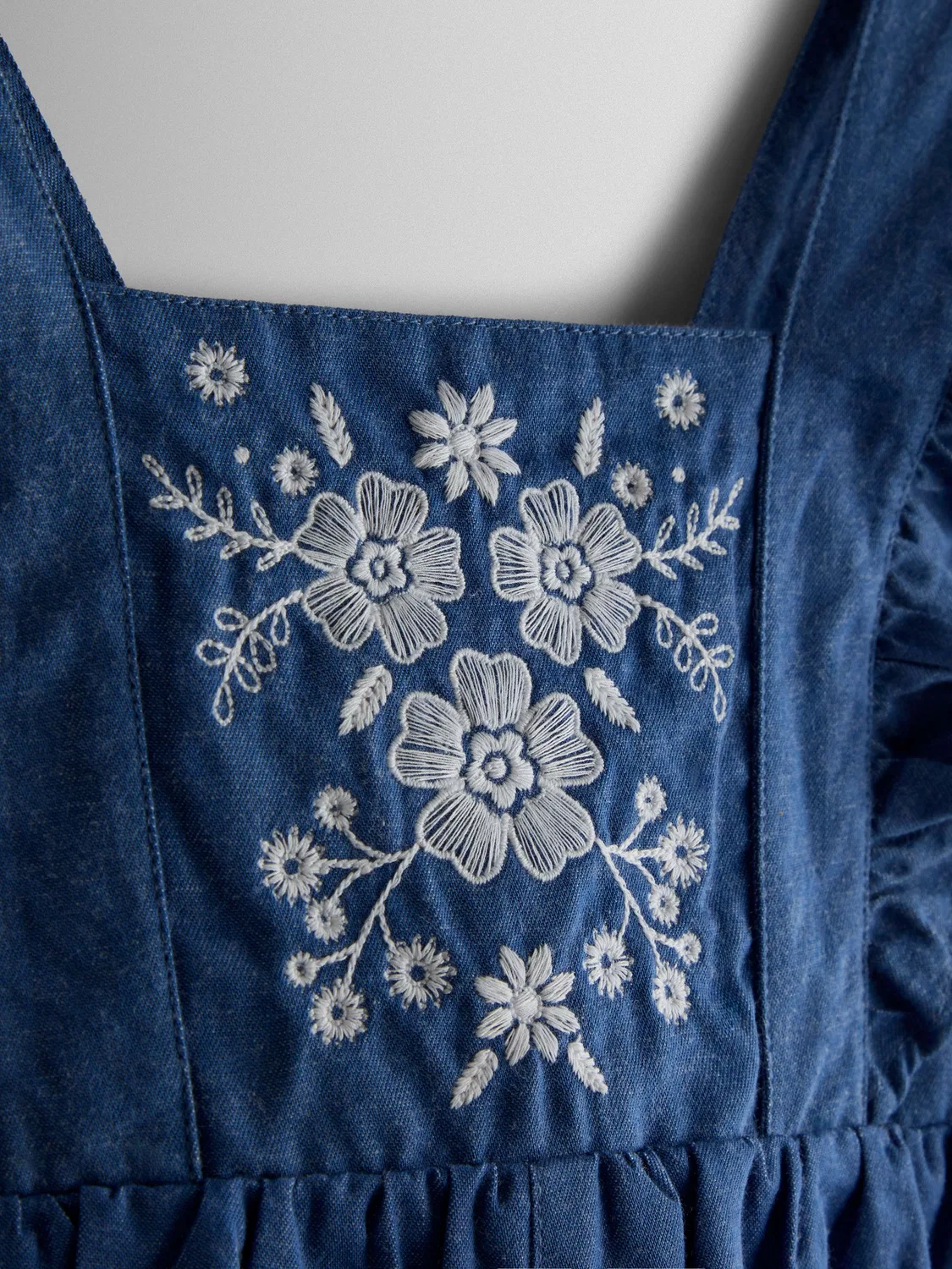 Комбинезон с рюшами и вышивкой, Chambray Blue Jojo Maman Bébé — фото 3