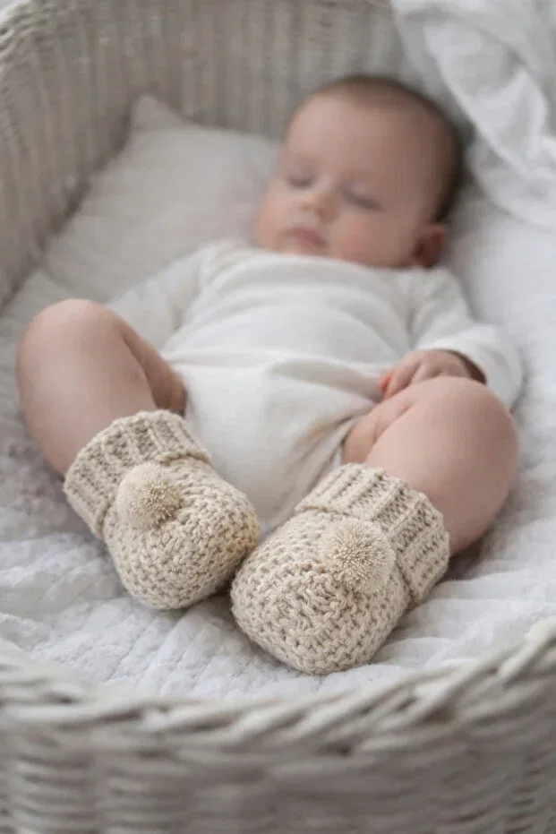 Детские пинетки трикотажные с помпонами Atlas Baby House, Beige — фото 2
