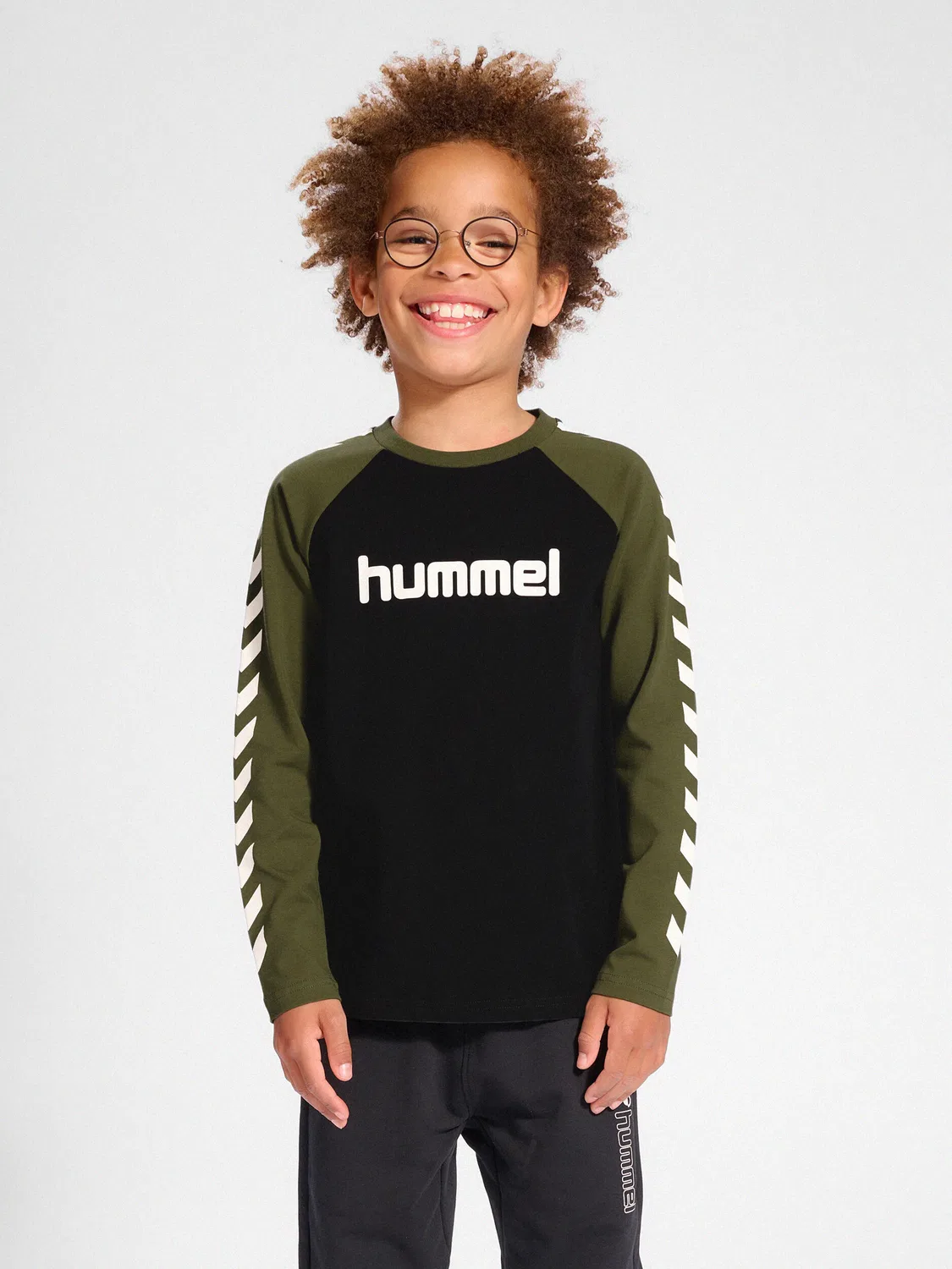 Детский лонгслив с принтом Hmlboys T-Shirt L/S Hummel, Olivgrun Schwarz