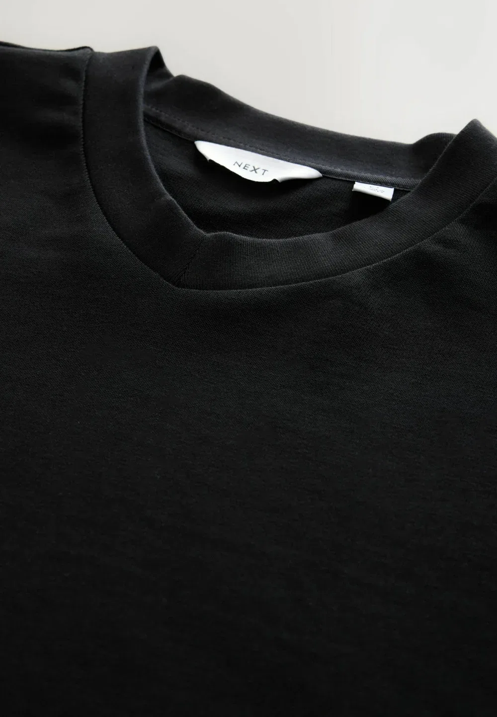 Футболка свободного кроя с V-образным вырезом - базовая модель Next, Black — фото 2