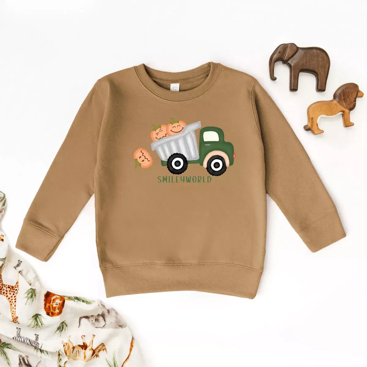 Детский свитшот для девочек с принтом SmileyWorld Dump Truck Pumpkins The Juniper Shop, Camel — фото 3