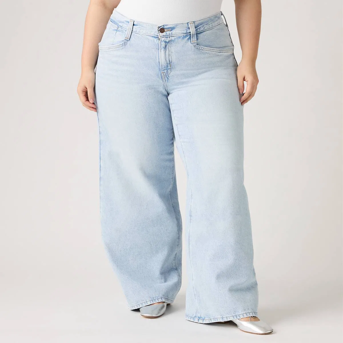 широкие джинсы-клеш 94 для женщин (большого размера) Levi's, Abraided Art Plus - Light Wash — фото 2