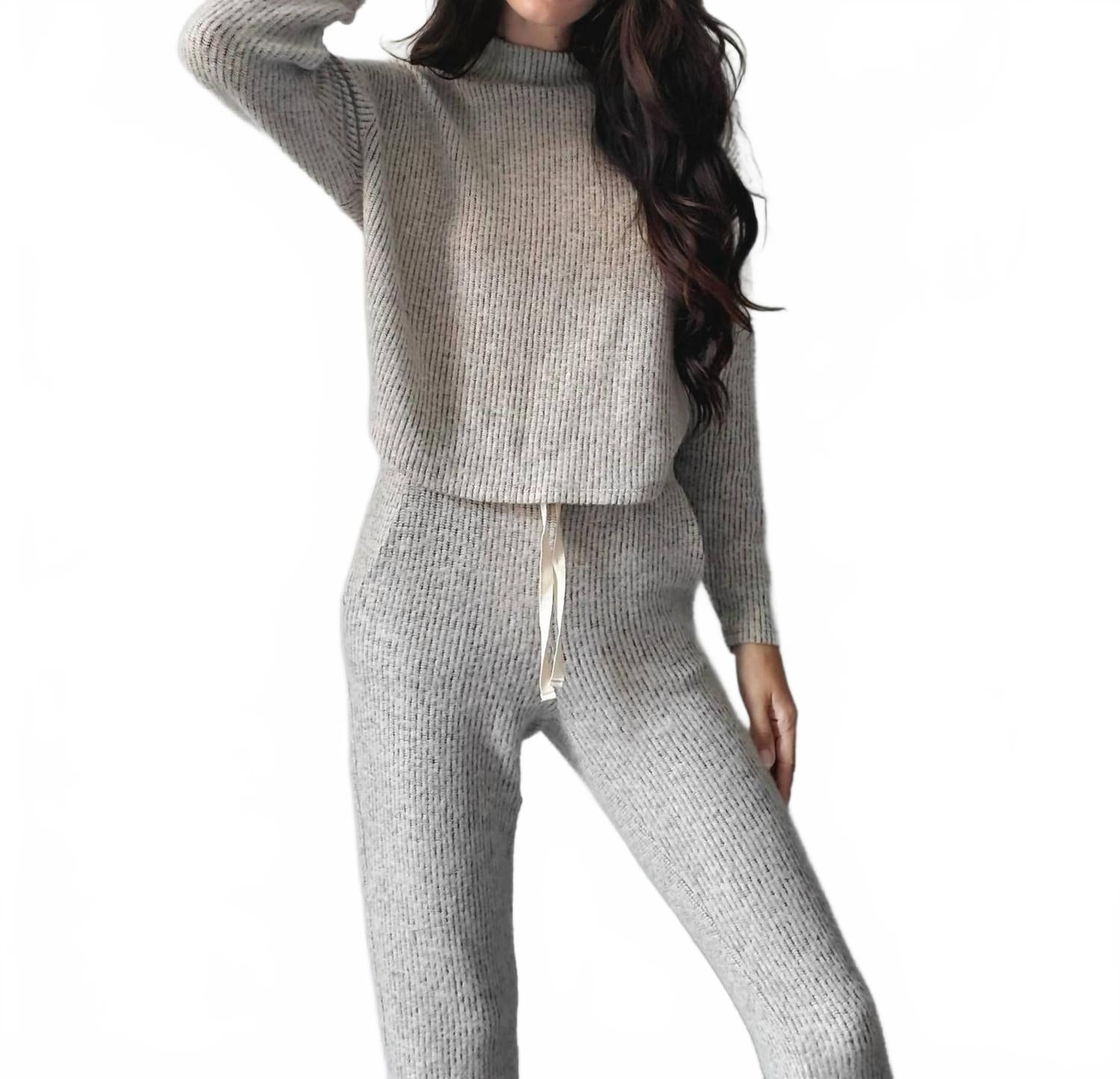 

Уютный свитер Megan в цветах овсянка и черный LBLC THE LABEL