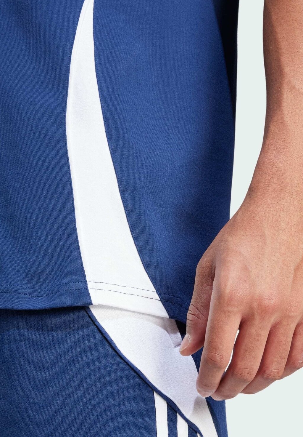 Спортивная футболка Tiro Adidas, цвет team navy blue white — фото 3