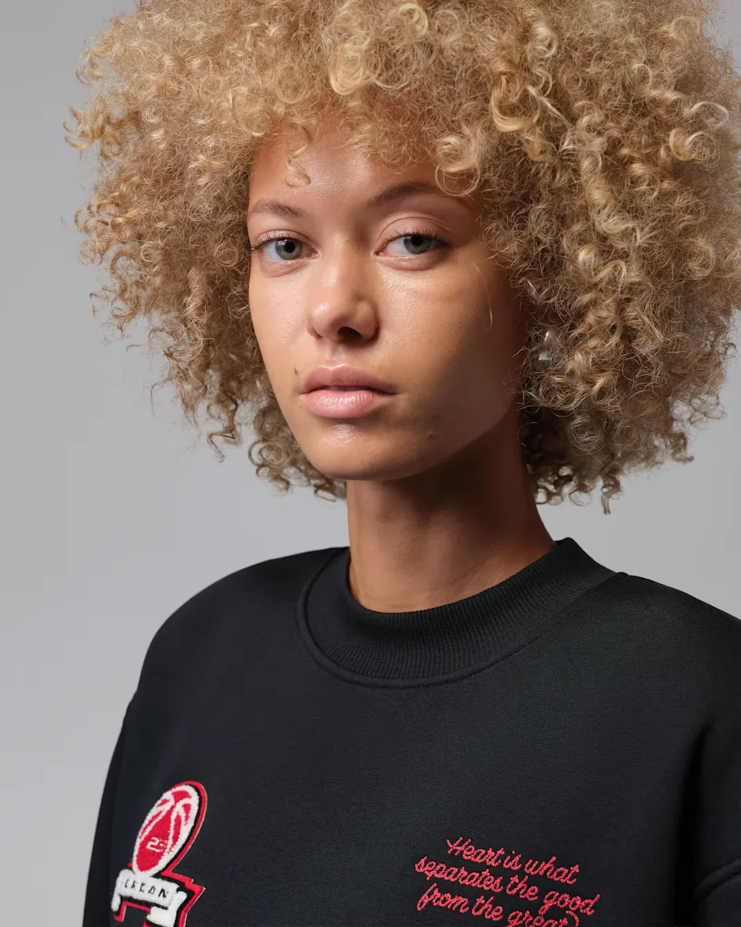 Женская укороченная толстовка с круглым вырезом Jordan Brooklyn Fleece, Black/Gym Red — фото 3