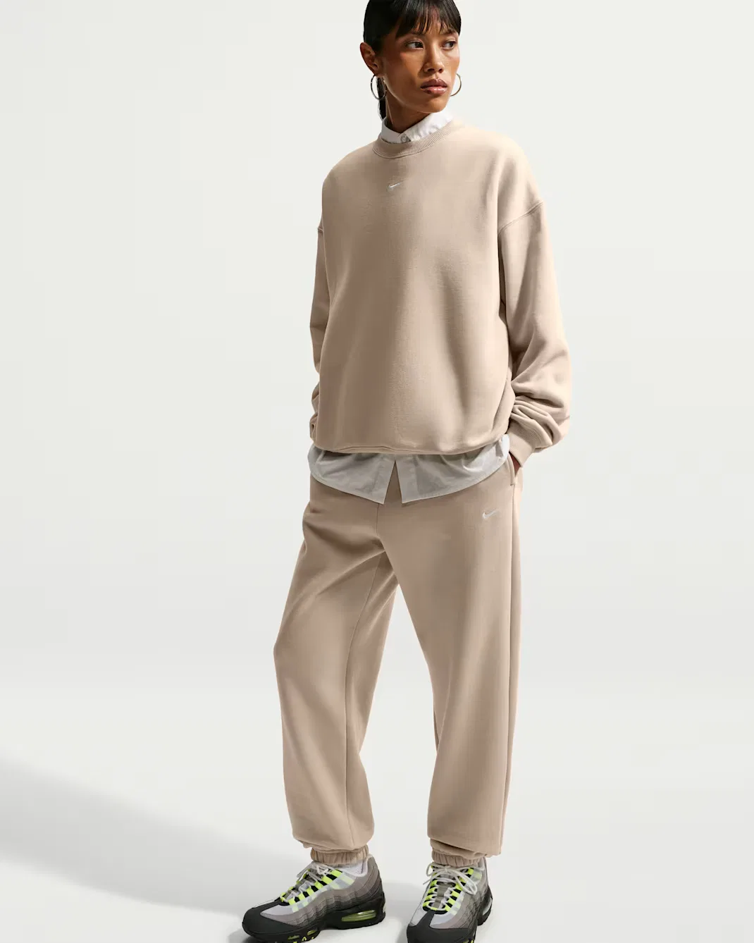 Женские брюки с высокой посадкой, свободного кроя и манжетами Nike Studio Fleece Medium Weight, Cream II/Sail — фото 4