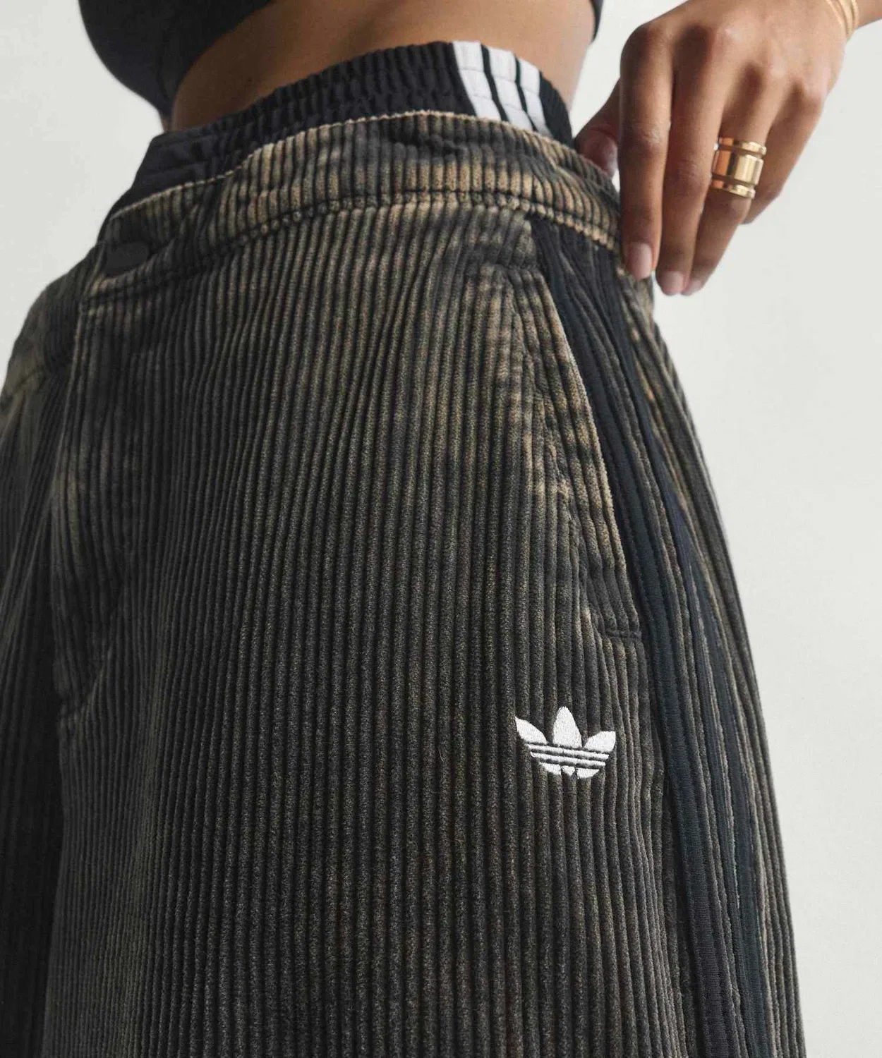 Женские вельветовые штаны свободного кроя с пуговицами Adidas Originals, Black — фото 2