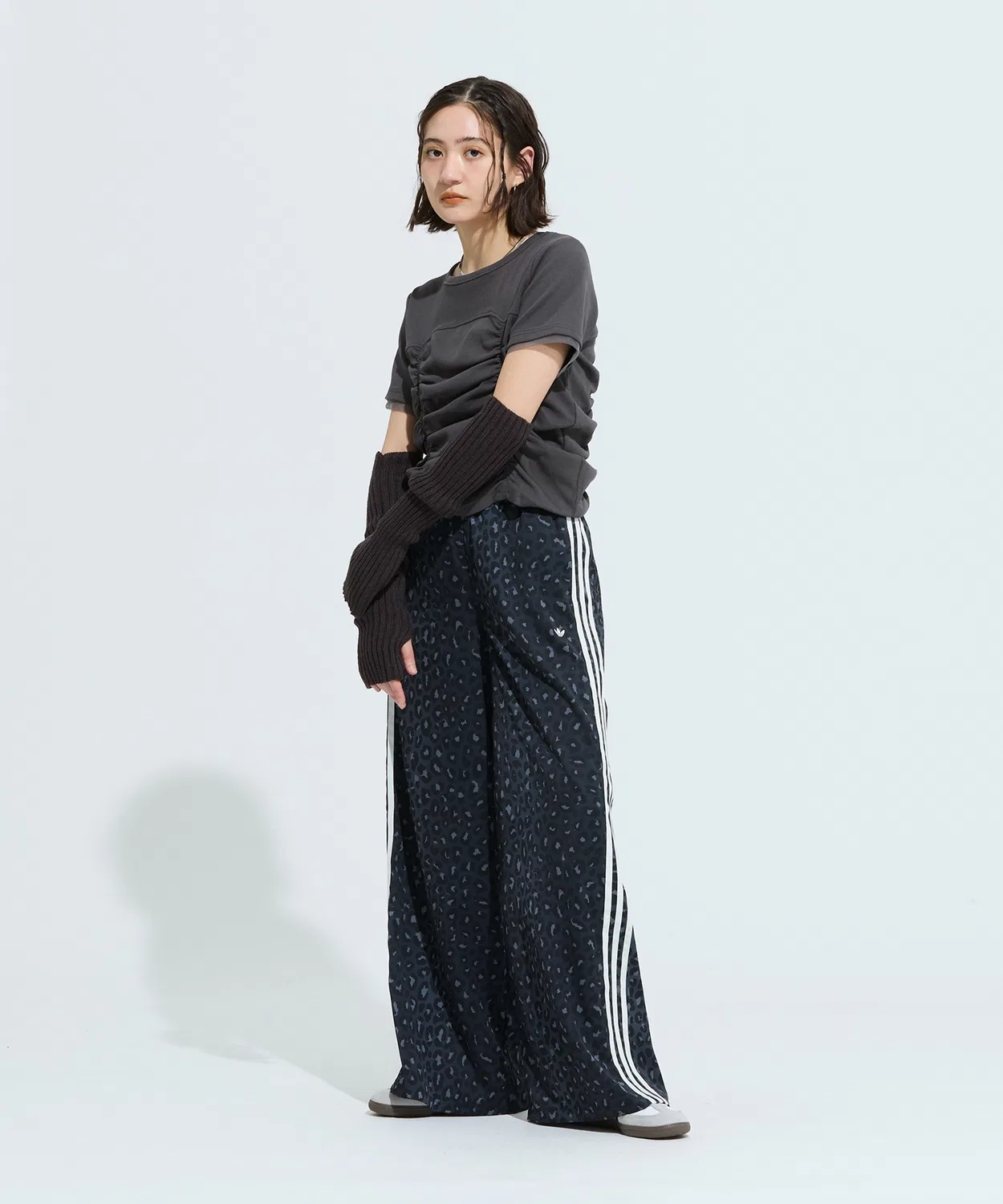 Женские широкие брюки из полиэстера с анималистичным принтом, Adidas Originals, Grey — фото 3