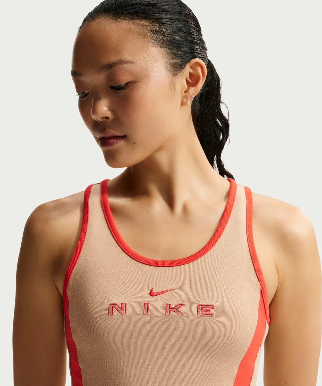 Женский топ без рукавов с графическим принтом Nike Sportswear Tight Graphic Tank Top, Linen