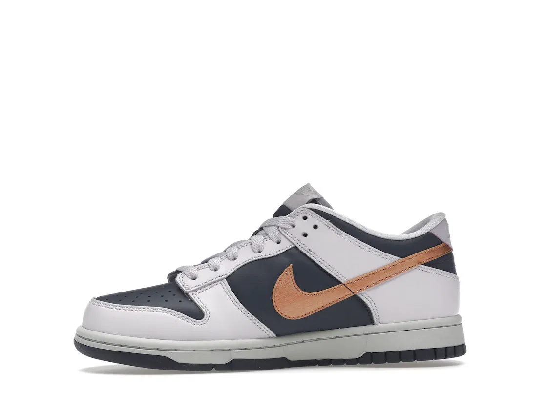 Детские кроссовки с металлическим логотипом Nike Dunk Low SE Nike, Thunder Blue/Barely Grape/Violet Frost/Metallic Copper — фото 3