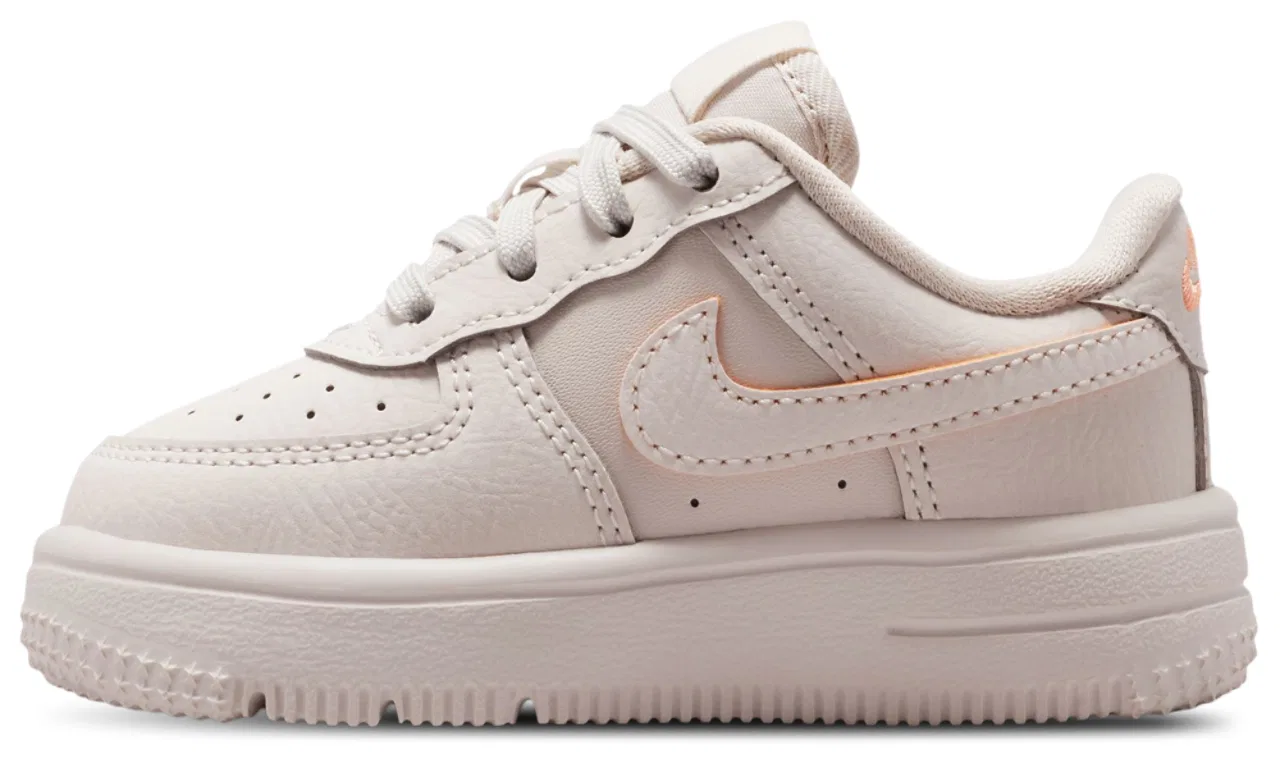 Кроссовки для мальчиков Nike Force 1 Low Lace SE, цвет Orewood Brown/Orange Pulse/Football Gray — фото 2