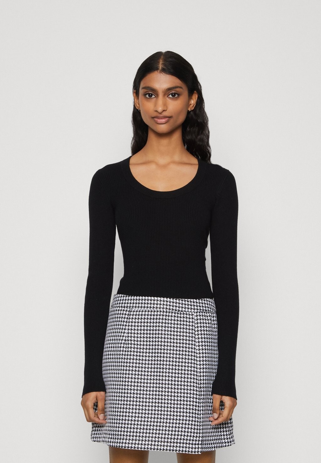 

Вязаный свитер VMGOLD U NECK Vero Moda Petite, цвет black