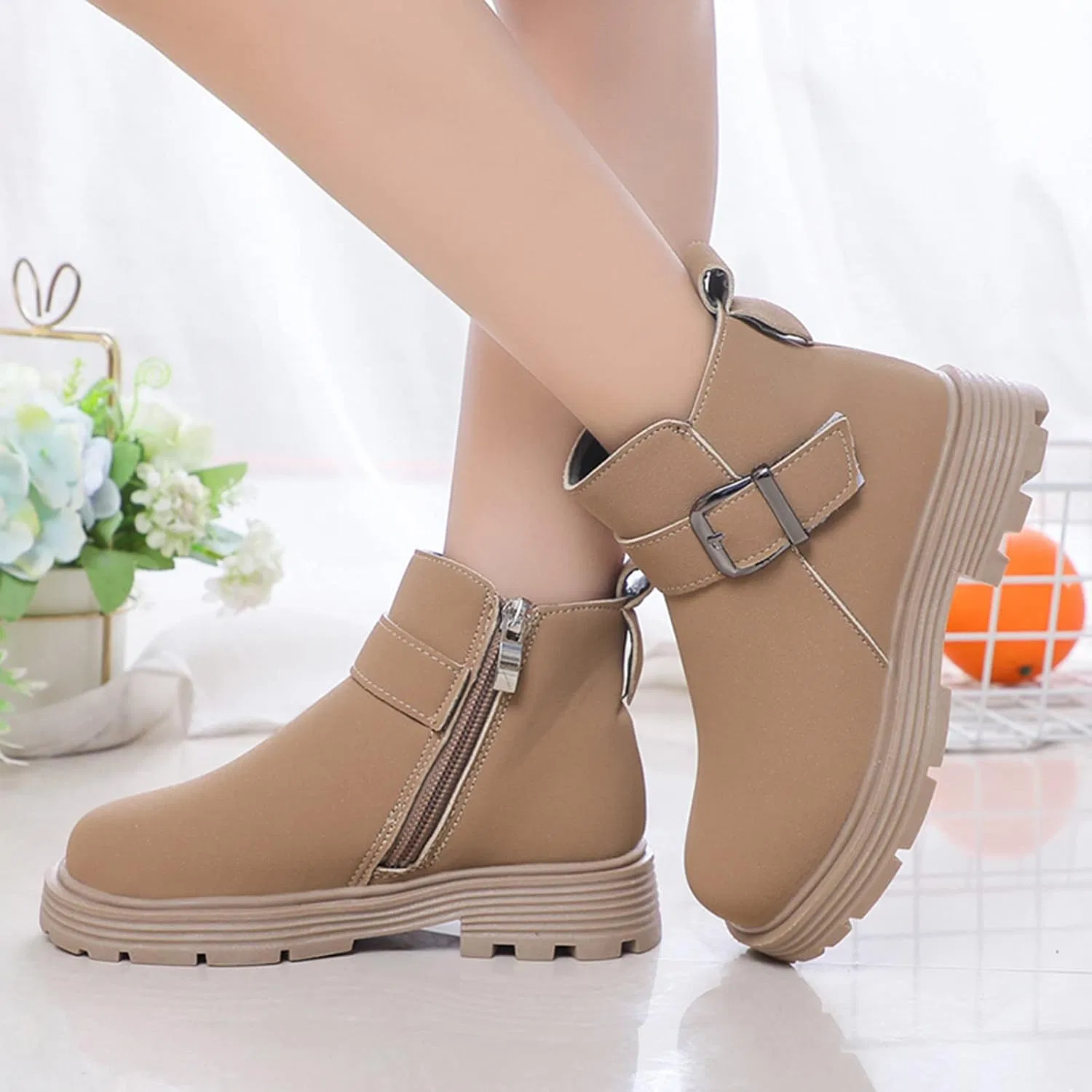 Детские ботинки для девочек с пряжкой и боковой молнией, модель Ankle Boots Scrub Leather Buckle, Khaki — фото 2