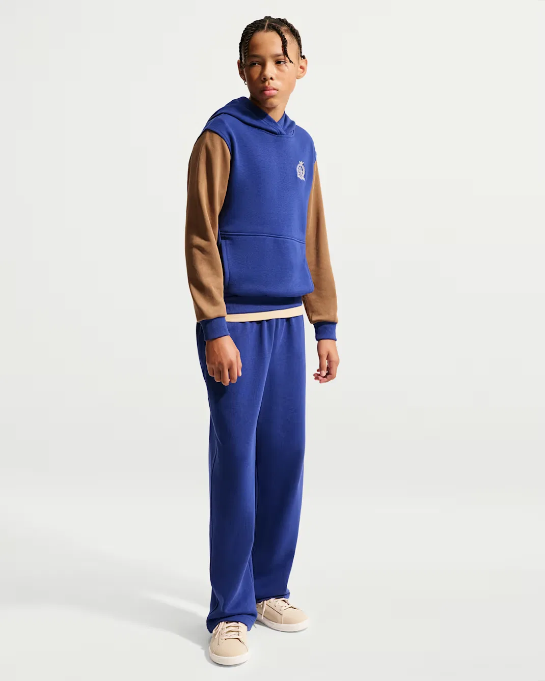 Толстовка из французского махрового трикотажа для детей постарше Nike Sportswear Club, Deep Royal Blue/Ale Brown/Sanddrift/Black — фото 4