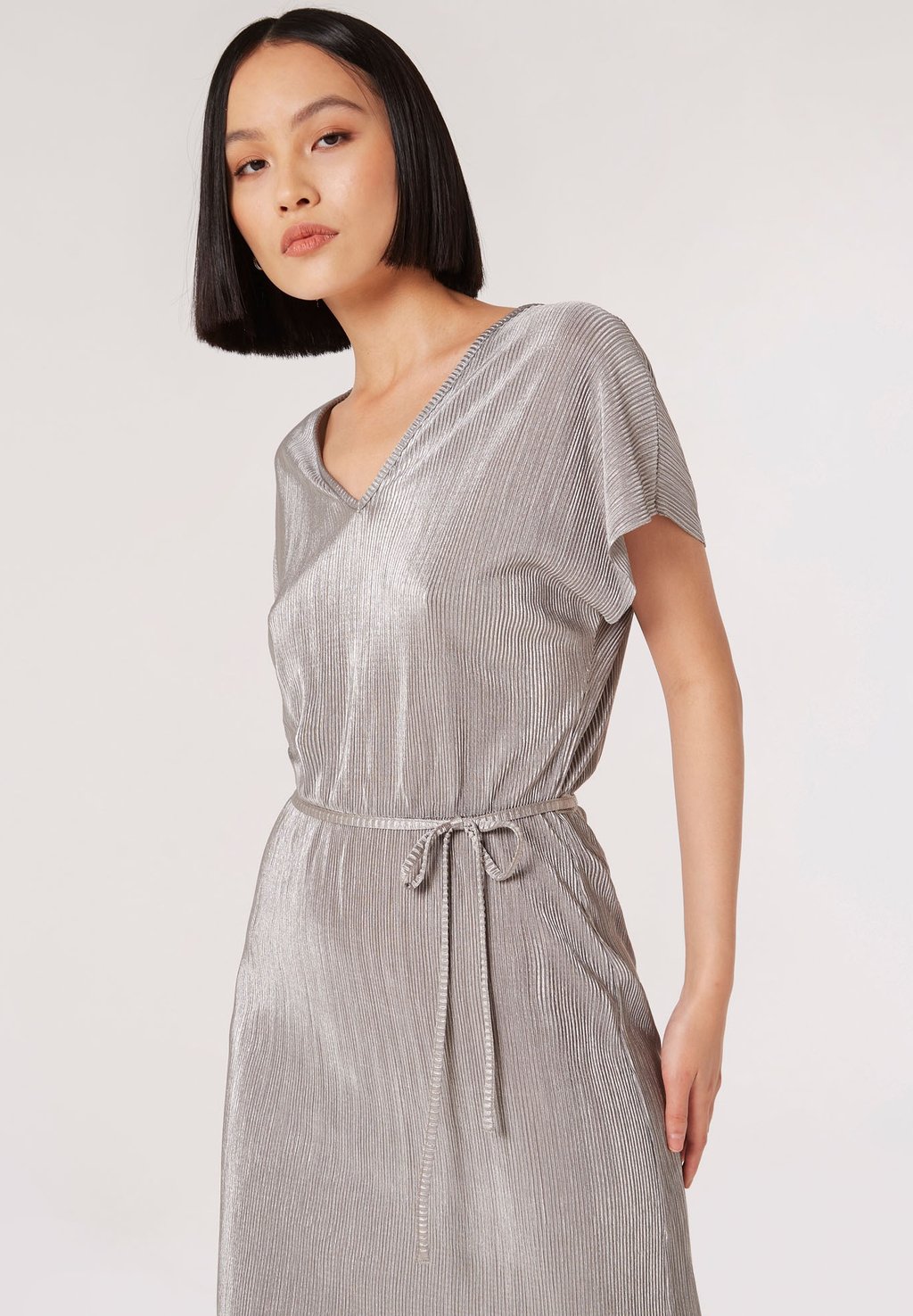 

Коктейльное платье / Вечернее платье PLISSE V NECK Apricot, серебристый