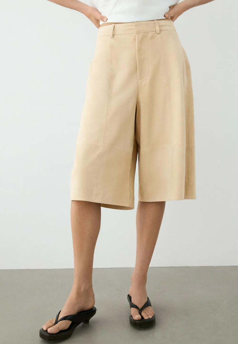 Длинные замшевые кожаные шорты-бермуды - кожаные брюки Massimo Dutti, Beige