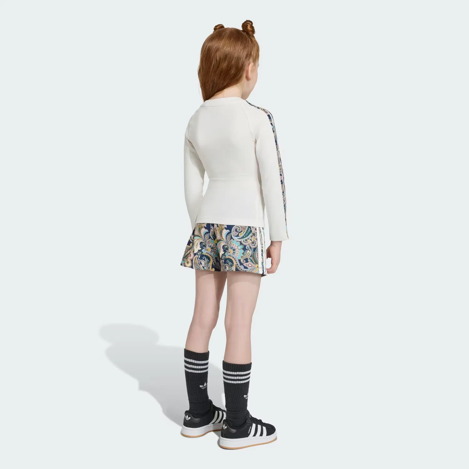 Детский комплект с принтом пейсли из топа с длинным рукавом и юбки-шорт Liberty London Adidas Originals, белый с мультиколором — фото 2