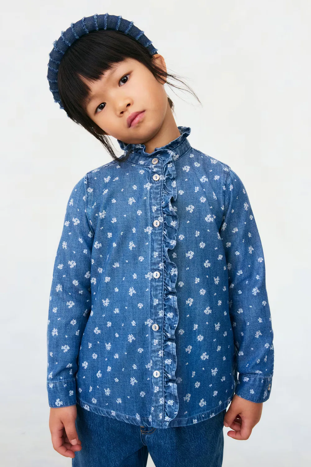 Джинсовая блузка с оборкой H&M, Denimblau/Geblümt