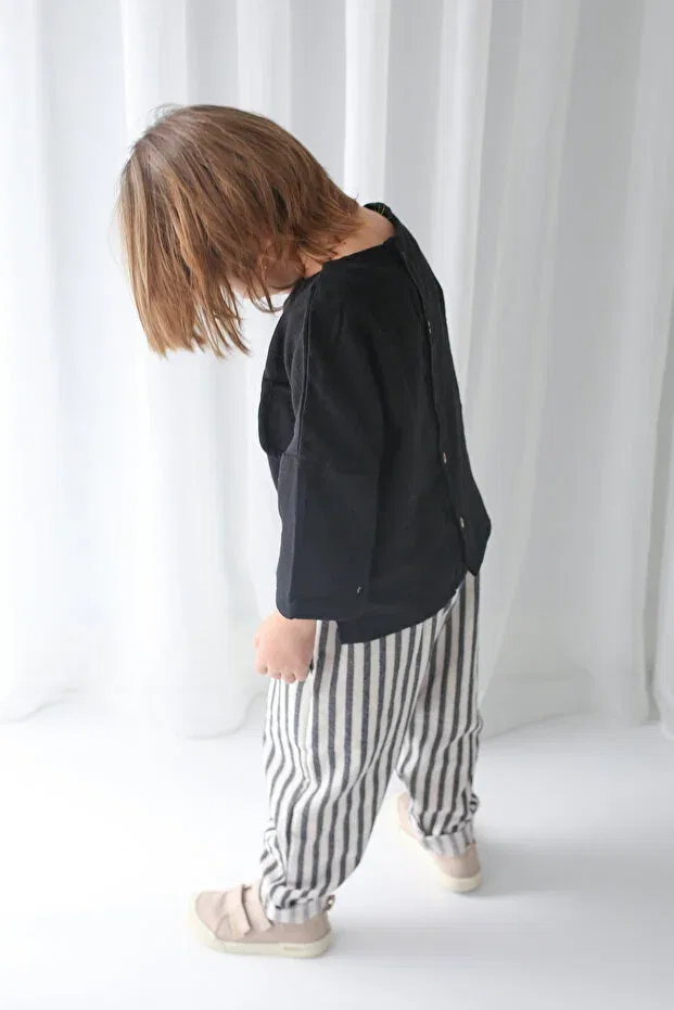 Детский комплект рубашек и футболок для мальчиков Pack of 2 black muslin back buttoned shirt + black and white striped combed cotton t-shirt Catz Kids, Black & White — фото 4
