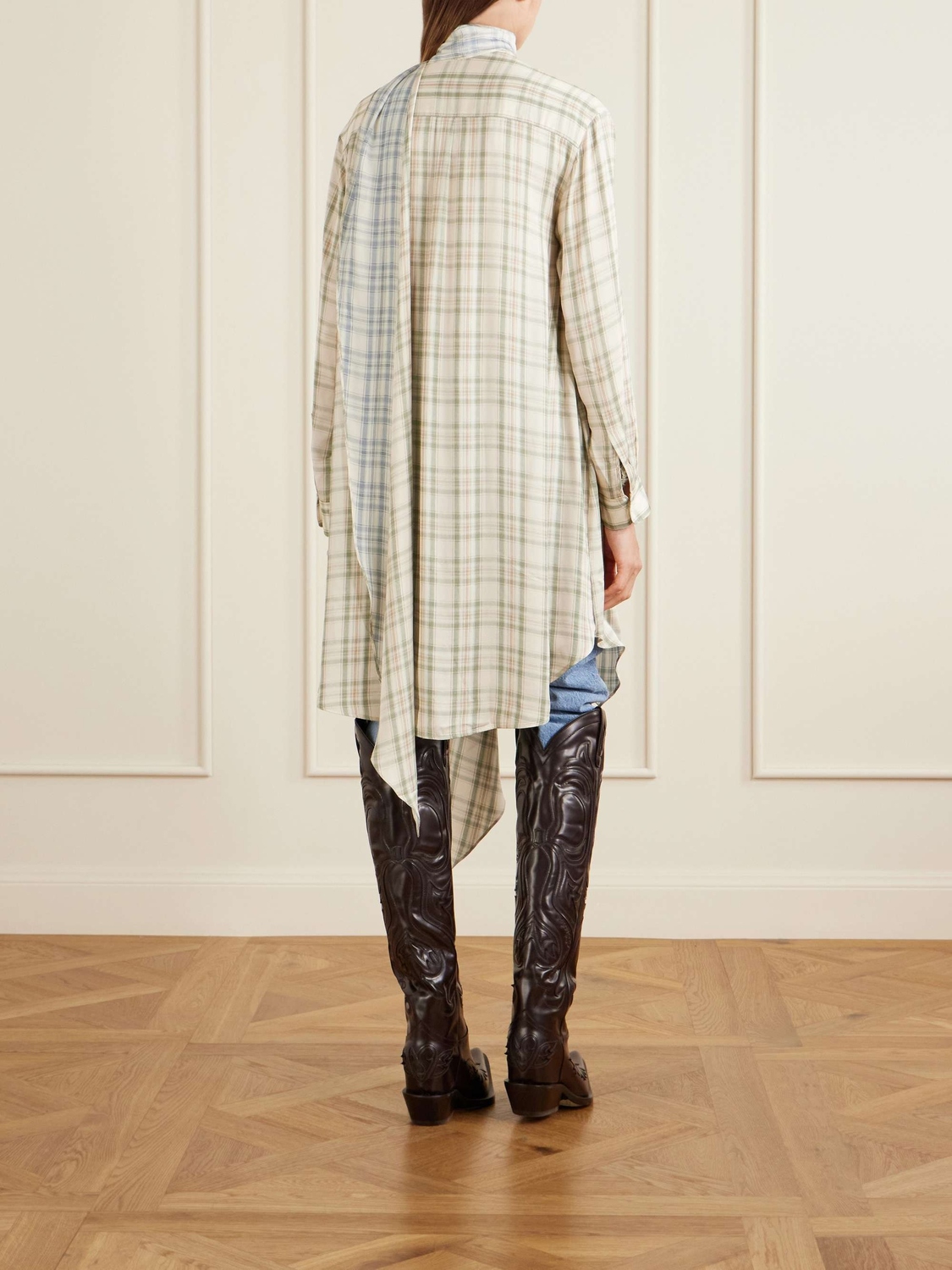 Платье Acne Studios Scarf-detailed Checked Satin Midi, серо-бежевый — фото 4