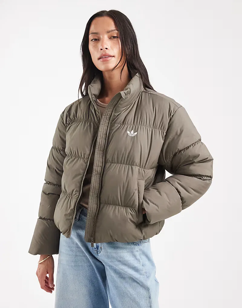 Утепленная короткая куртка Adidas Originals в ветке