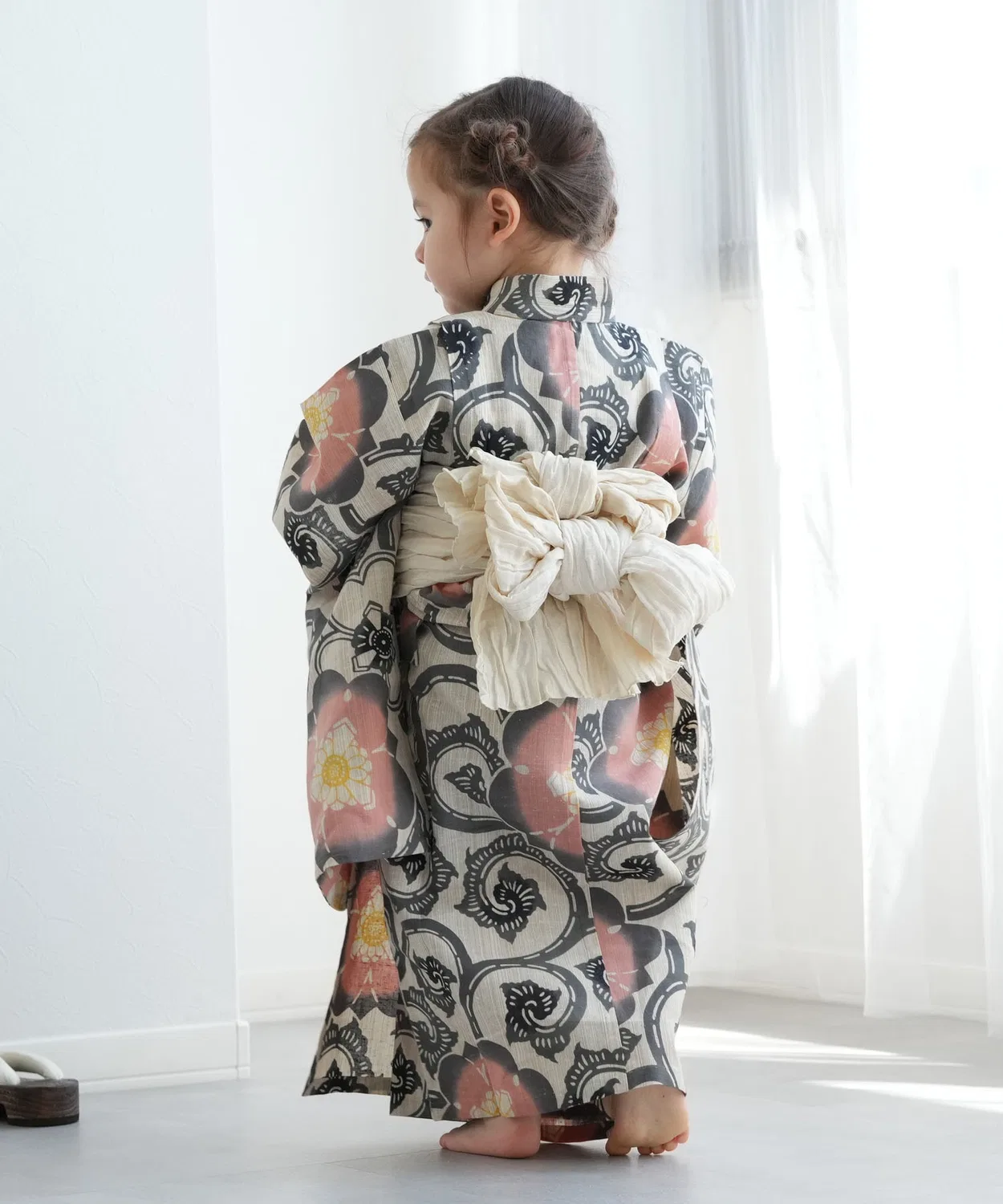 Детское кимоно для девочек с поясом и гэта, модель utatane×注染工房 kids, utatane, Бежевый — фото 4