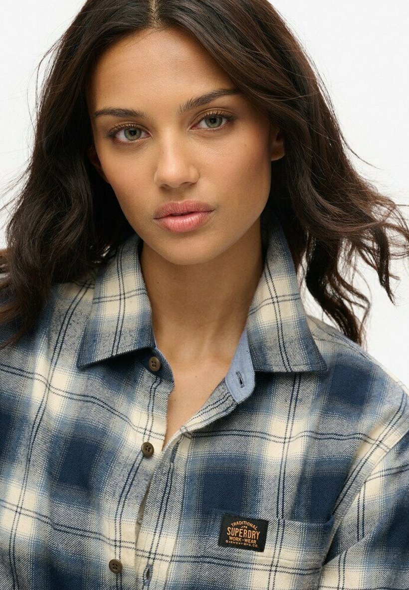 

Блузка на пуговицах OVERSIZED LONG SLEEVE LUMBER Superdry, темно-синий