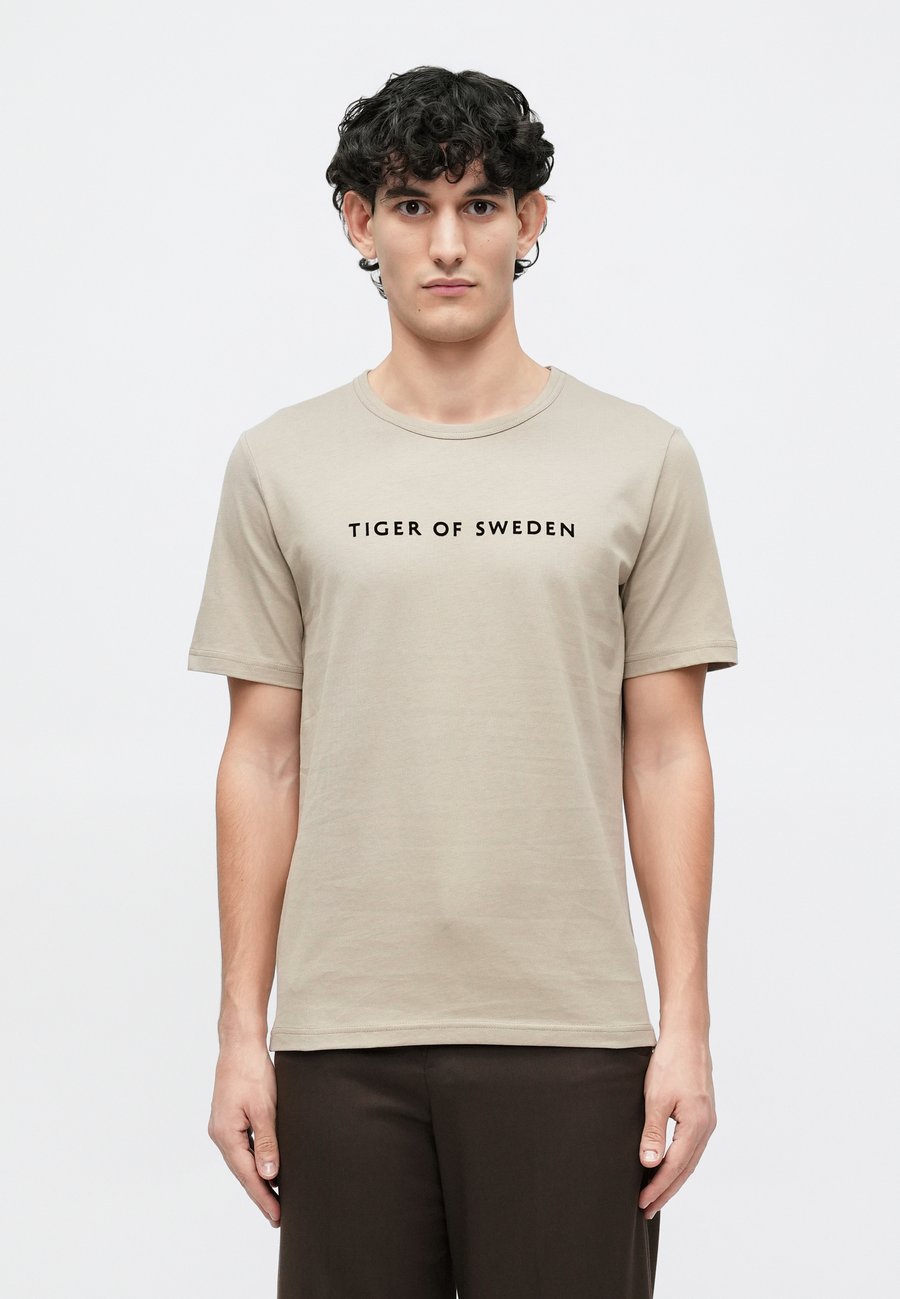 

Футболка Tiger of Sweden OLAF, Dirt Tape/Taupe, Коричневый, Футболка Tiger of Sweden OLAF, Dirt Tape/Taupe