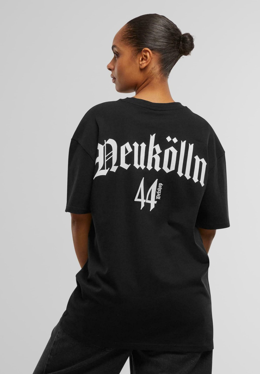 

Футболка с принтом MERCH NEUKÖLN DEF, черный