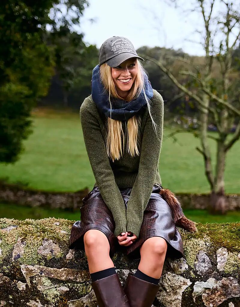 

Свитер Bershka с круглым вырезом зеленого цвета