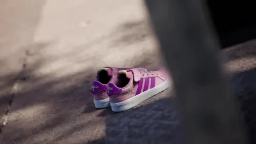 Детские кроссовки для девочек с бантами Grand Court 3.0 Adidas Sportswear, St Tropic Bloom/Purple Burst/Hi-Res Yellow — фото 2