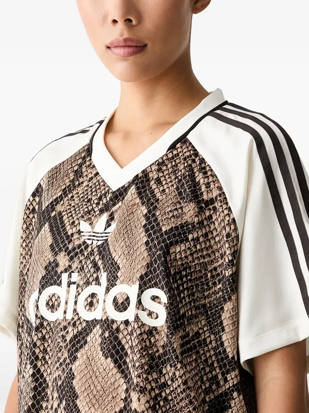 Футболка с принтом под змеиную кожу Adidas, коричневый — фото 3