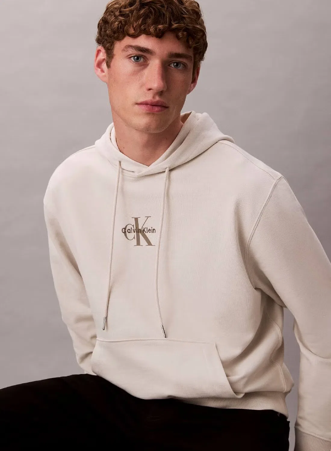 Худи с принтом монограммы Relaxed Monogram Calvin Klein, белый — фото 3