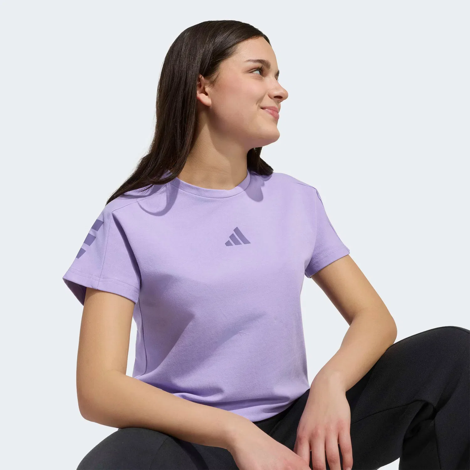 Спортивная футболка Adidas Sportswear Performance в фиолетовом и сиреневом цветах