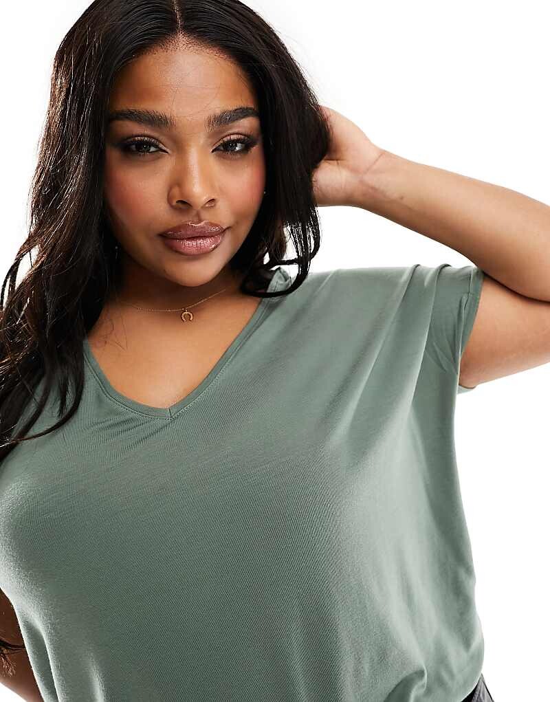 

Футболка цвета хаки с v-образным вырезом Vero Moda Curve