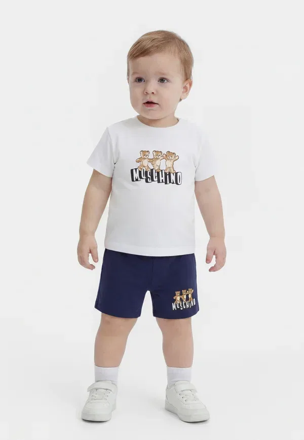 Комплект для девочки из куртки и шорт Moschino, белый/темно-синий