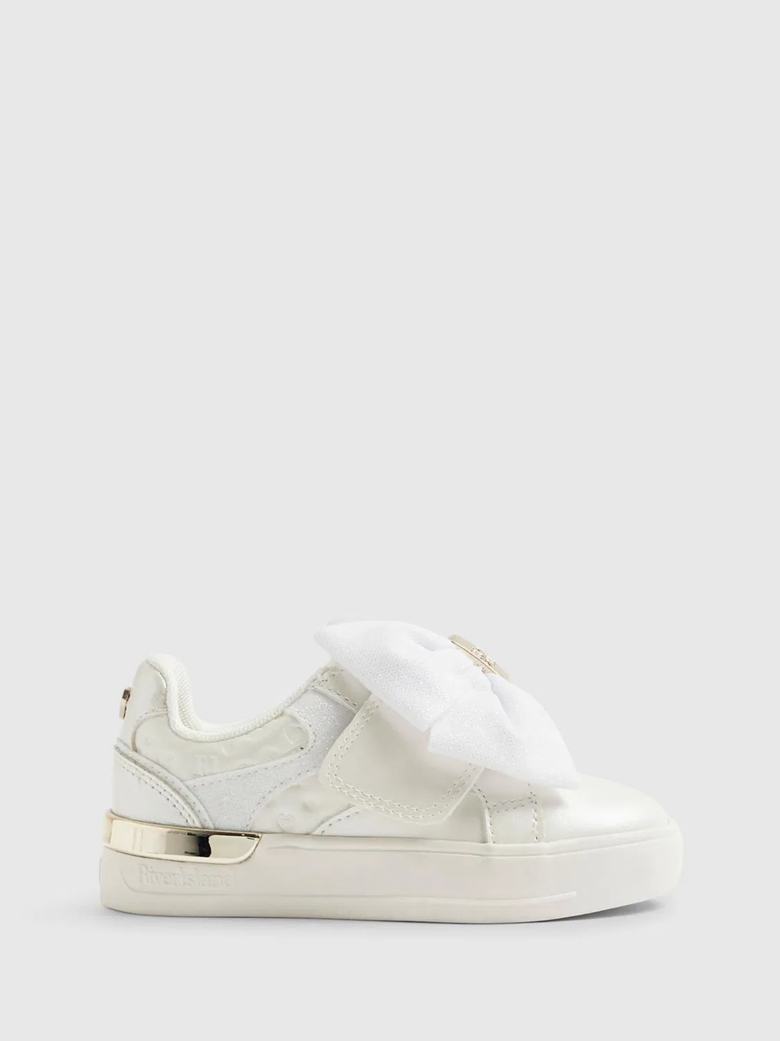 Кроссовки с принтом Monogram и бантом River Island, белые
