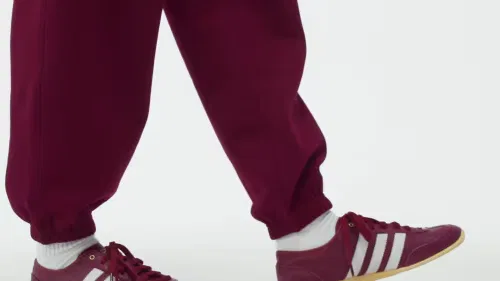 Женские спортивные брюки свободного кроя Essentials Adidas Originals, бордовый — фото 2
