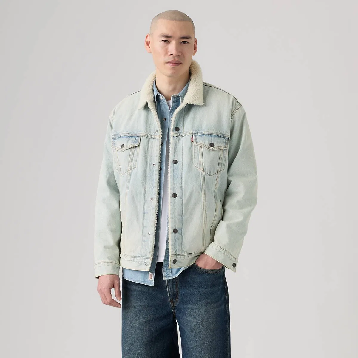 Свободная куртка-тракер из шерпы Levi's, Into The Light Sherpa - Light Wash — фото 3