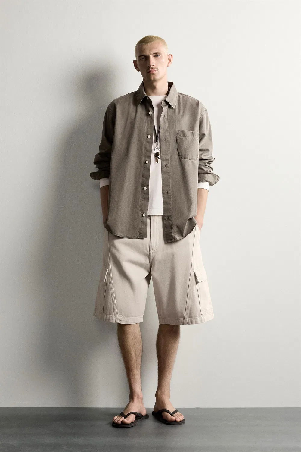 Свободные шорты-бермуды в стиле карго с декоративными швами. ZARA, Stone