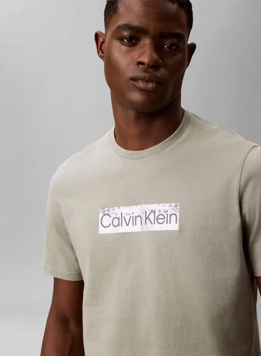 Футболка с принтом логотипа Graphic Calvin Klein, тень — фото 4