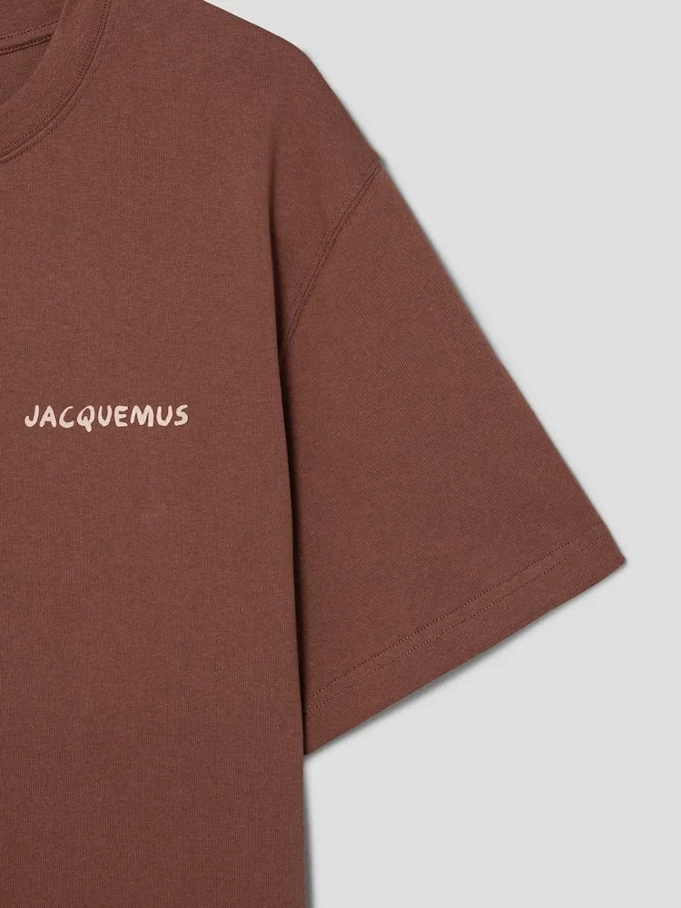 Футболка с принтом Le Tshirt Bonjour Korea JACQUEMUS, Dark Brown — фото 4