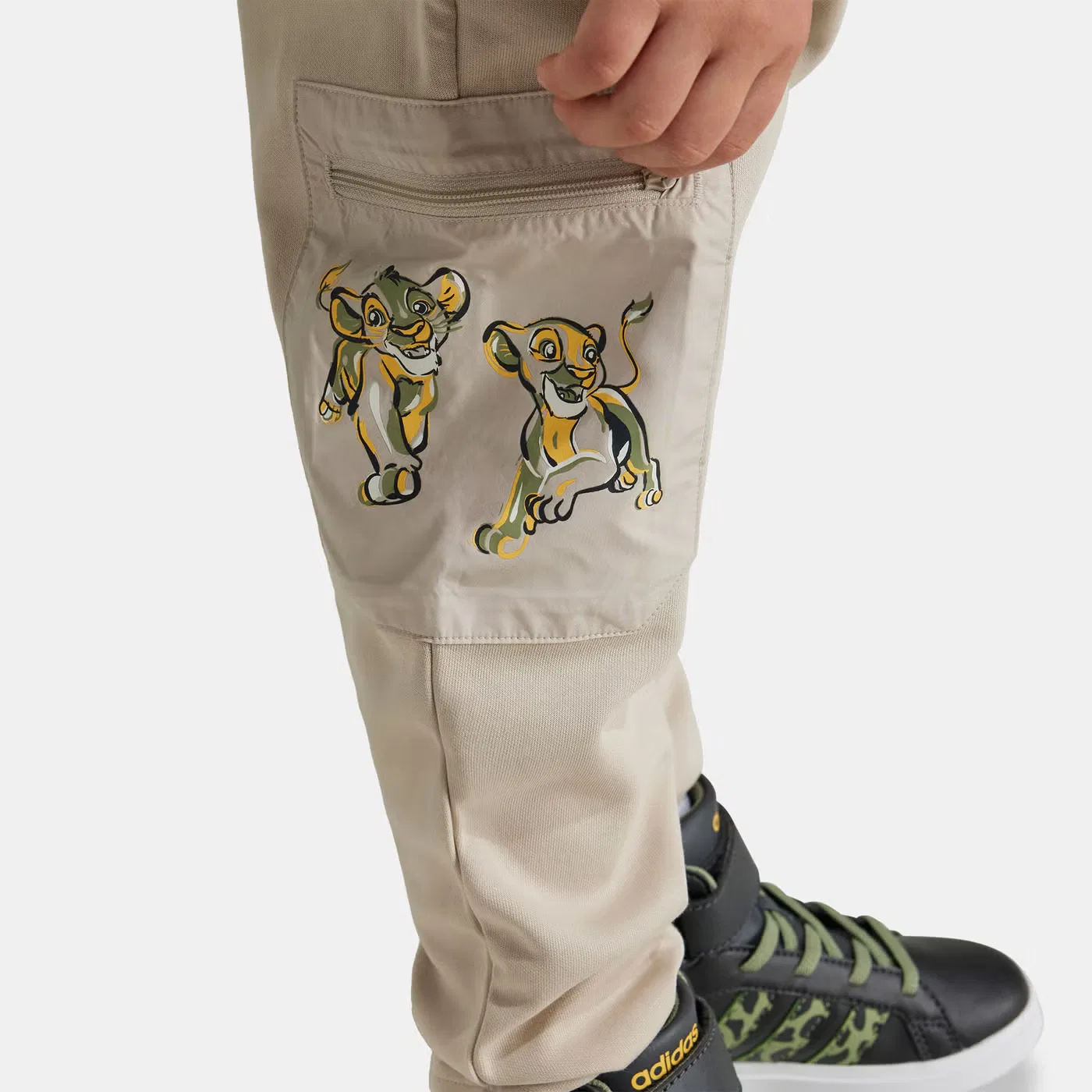 Штаны с принтом Disney Lion King Adidas, бежевый — фото 4