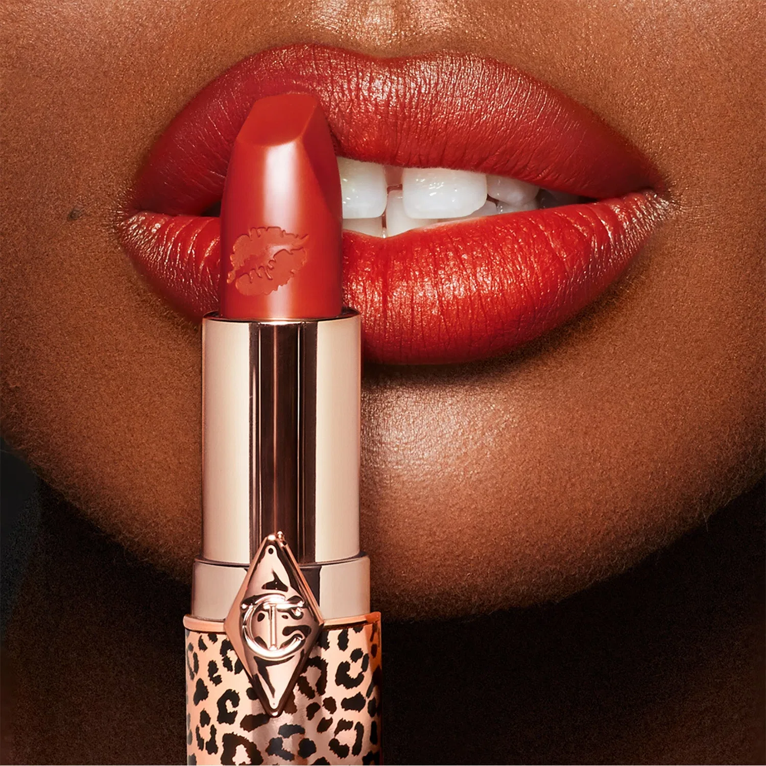 Помада с увлажняющим комплексом Hot Lips 2, Charlotte Tilbury, Red Hot Susan — фото 2