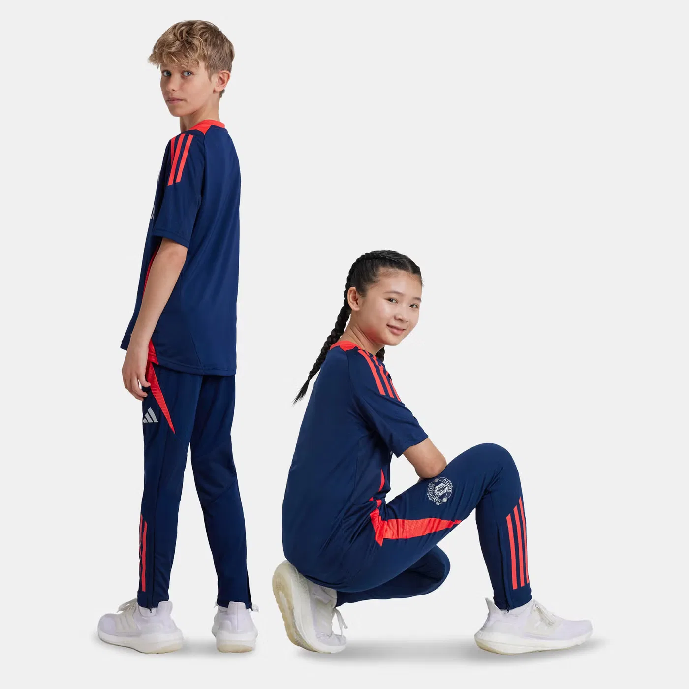 Штаны тренировочные футбольные для детей Manchester United Tiro 24 Adidas, темно-синий — фото 2