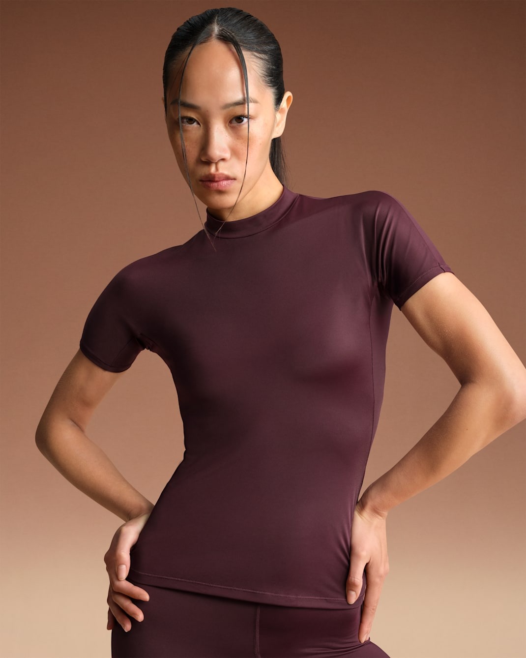 

Футболка NikeSKIMS Shine Women's Mock-Neck Short-Sleeve, смородиновый